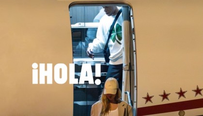 世界杯经典比赛-姆巴佩被拍到与26岁绯闻女友走下私人飞机，两人在巴黎共度数日